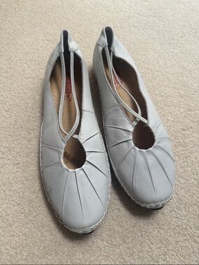 PIKOLINOS Light Gray Leather Keyhole Ballet Flats